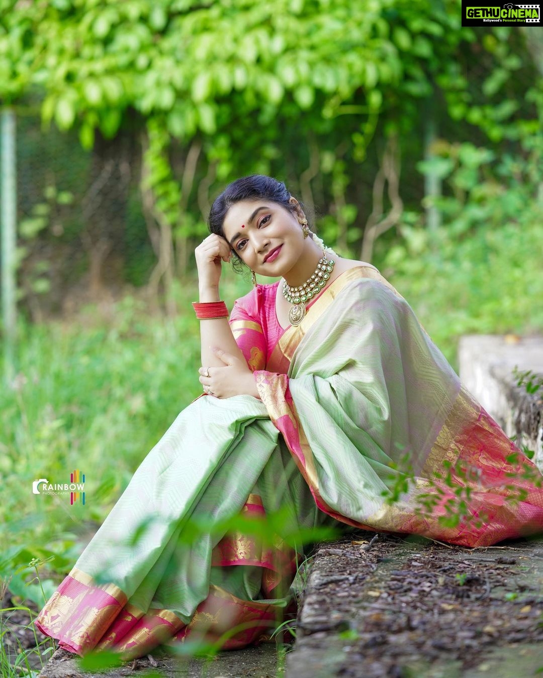 Priyanka Thimmesh Instagram - “When you make peace with yourself, you make peace with the world.” 🤩 @iampriyankaathimmesh #priyankathimmeshofficial Click by 📸: @rainbow_photography_official thank u kiru ..your are the best 🤩💖 #sareelove #sareegirl #traditionalwear #instagood #instagram #happysoul❤️ #peaceofmind #loveoflife #emotional #strongwomen 🥰💖