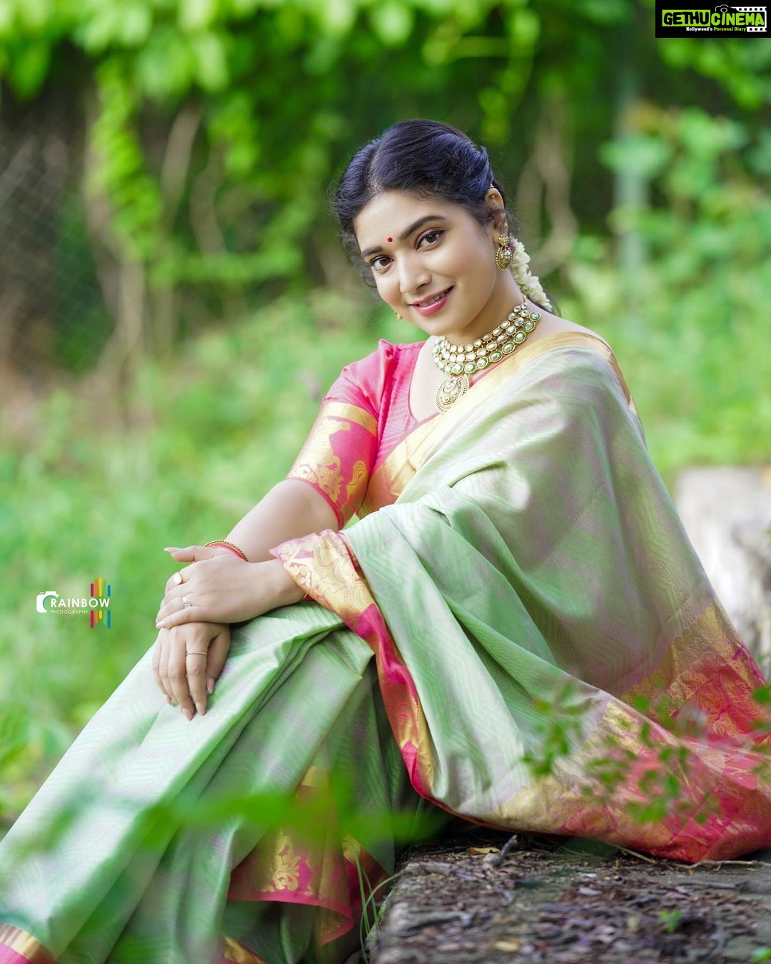 Priyanka Thimmesh Instagram - “When you make peace with yourself, you make peace with the world.” 🤩 @iampriyankaathimmesh #priyankathimmeshofficial Click by 📸: @rainbow_photography_official thank u kiru ..your are the best 🤩💖 #sareelove #sareegirl #traditionalwear #instagood #instagram #happysoul❤️ #peaceofmind #loveoflife #emotional #strongwomen 🥰💖