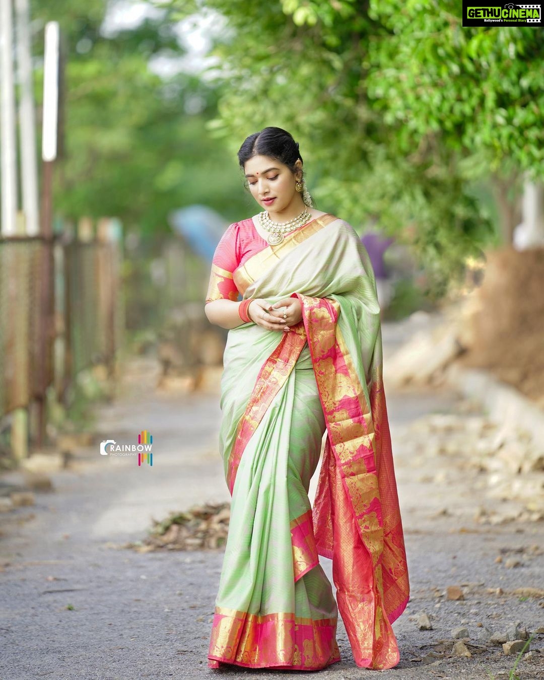 Priyanka Thimmesh Instagram - “When you make peace with yourself, you make peace with the world.” 🤩 @iampriyankaathimmesh #priyankathimmeshofficial Click by 📸: @rainbow_photography_official thank u kiru ..your are the best 🤩💖 #sareelove #sareegirl #traditionalwear #instagood #instagram #happysoul❤️ #peaceofmind #loveoflife #emotional #strongwomen 🥰💖
