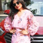 Priyanka Thimmesh Instagram - Live life to the fullest, and focus on the positive.😎💃🏻 Good noon 😃🥰 @iampriyankaathimmesh #priyankathimmeshofficial #happysoul #perfection #loveoflive #pinklove #positivevibes #brotherclick📷 #sisterposes #instagood #instafashion #instagram #livethelittlethings #selflove #traveltheworld Thnx kiru 💖@rainbow_photography_official