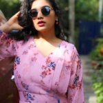 Priyanka Thimmesh Instagram - Live life to the fullest, and focus on the positive.😎💃🏻 Good noon 😃🥰 @iampriyankaathimmesh #priyankathimmeshofficial #happysoul #perfection #loveoflive #pinklove #positivevibes #brotherclick📷 #sisterposes #instagood #instafashion #instagram #livethelittlethings #selflove #traveltheworld Thnx kiru 💖@rainbow_photography_official