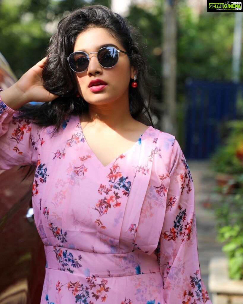 Priyanka Thimmesh Instagram - Live life to the fullest, and focus on the positive.😎💃🏻 Good noon 😃🥰 @iampriyankaathimmesh #priyankathimmeshofficial #happysoul #perfection #loveoflive #pinklove #positivevibes #brotherclick📷 #sisterposes #instagood #instafashion #instagram #livethelittlethings #selflove #traveltheworld Thnx kiru 💖@rainbow_photography_official