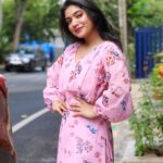 Priyanka Thimmesh Instagram - Live life to the fullest, and focus on the positive.😎💃🏻 Good noon 😃🥰 @iampriyankaathimmesh #priyankathimmeshofficial #happysoul #perfection #loveoflive #pinklove #positivevibes #brotherclick📷 #sisterposes #instagood #instafashion #instagram #livethelittlethings #selflove #traveltheworld Thnx kiru 💖@rainbow_photography_official