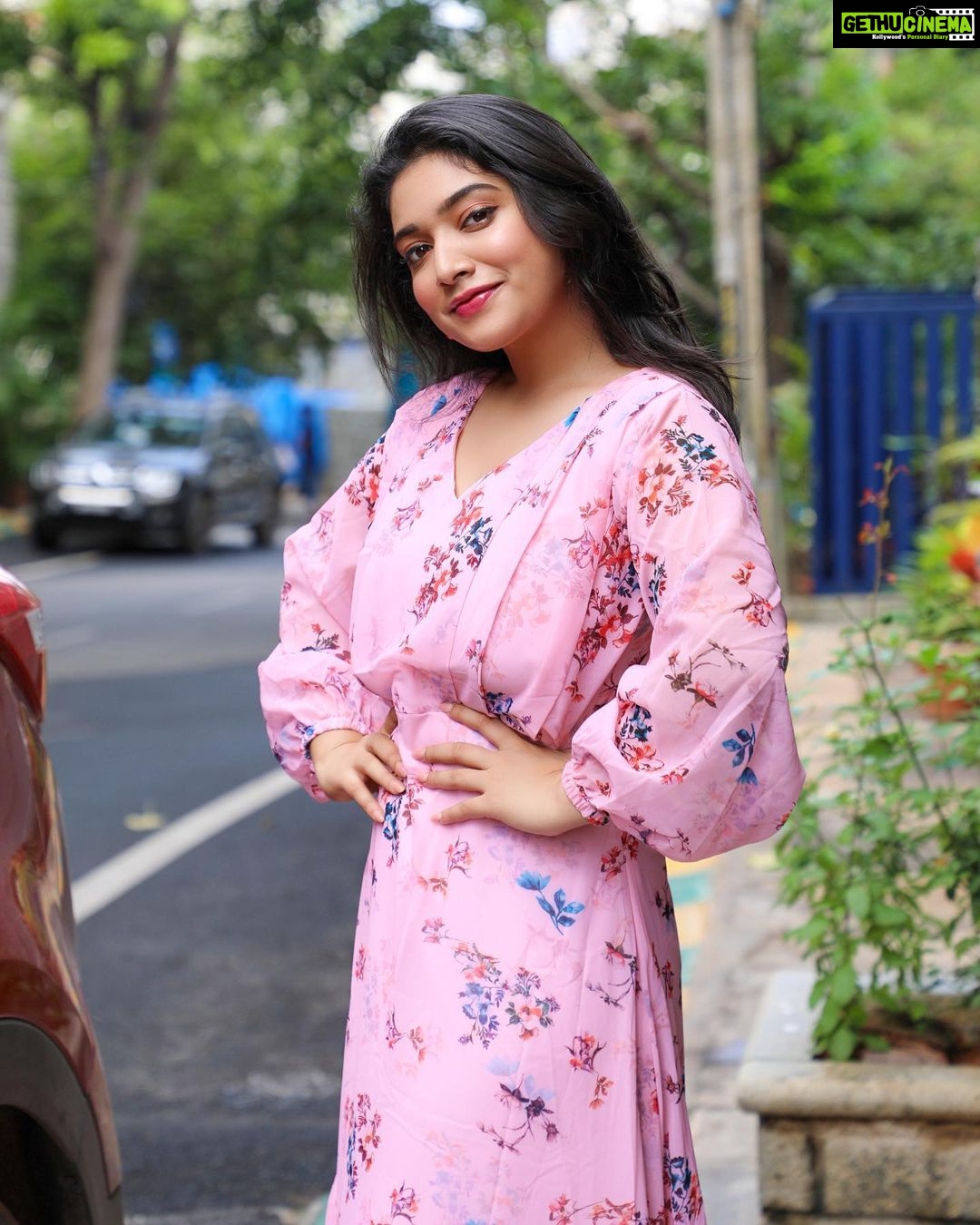 Priyanka Thimmesh Instagram - Live life to the fullest, and focus on the positive.😎💃🏻 Good noon 😃🥰 @iampriyankaathimmesh #priyankathimmeshofficial #happysoul #perfection #loveoflive #pinklove #positivevibes #brotherclick📷 #sisterposes #instagood #instafashion #instagram #livethelittlethings #selflove #traveltheworld Thnx kiru 💖@rainbow_photography_official