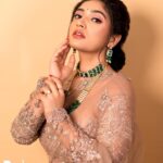Priyanka Thimmesh Instagram - ✨The easiest way to feel hot yet modest is to wear a saree!✨ MUA : @makeupbydivyanagaraj You did your make up so amazingly for me divya❤️ Outfit : @label_divya_samal 🫶🏻👌🏻👌🏻 Clicked by : @chidu.ln_portraits 🫶🏻✨ #priyankathimmeshofficial #priyankathimmesh #sareelove #lovelife #instalove