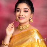 Priyanka Thimmesh Instagram - Life is short. Let my pallu be long!🫡😁👀 @iampriyankaathimmesh 📸 ; @rainbow_photography_official MUA 💄; @makeupstoriesbysumachikkegowda 🎀hair sty; #rukmini Designer👗 ; @shimmer_designer_studio & @mathura_creations Jewels 💎 ; @rent_bridal_jewellery #priyankathimmeshofficial #saregirl #traditional #instagram #instalike #instalove