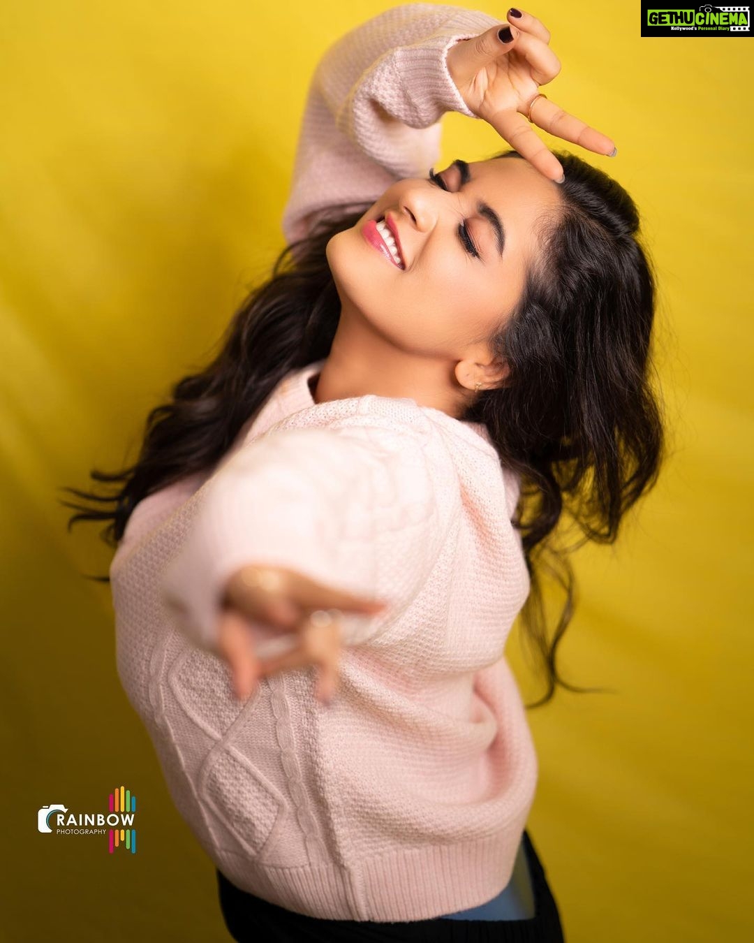 Priyanka Thimmesh Instagram - 💛filled with joy 🤍✨ @iampriyankaathimmesh 📸: @rainbow_photography_official 💄: @makeupstoriesbysumachikkegowda 🎀 : #rukmini #priyankathimmeshofficial #happysoul❤️ #instagram #instagood