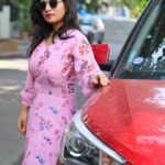 Priyanka Thimmesh Instagram - Live life to the fullest, and focus on the positive.😎💃🏻 Good noon 😃🥰 @iampriyankaathimmesh #priyankathimmeshofficial #happysoul #perfection #loveoflive #pinklove #positivevibes #brotherclick📷 #sisterposes #instagood #instafashion #instagram #livethelittlethings #selflove #traveltheworld Thnx kiru 💖@rainbow_photography_official