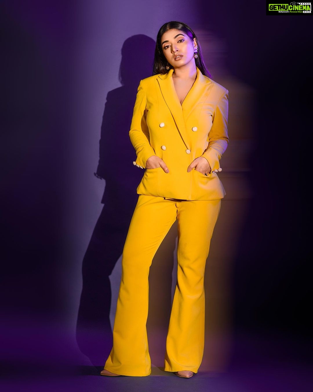 Priyanka Thimmesh Instagram - 💛💛💛 Photographer : @chidu.ln_portraits Mua : @makeupbydivyanagaraj Hairstyle : @makeupbyarchu Outfit : @pixie_yard_closet @pixie_yard_couture_studio Jewels : @dnjewelleryhouse #priyankathimmeshofficial #priyankathimmesh #instaphoto #instabeauty #instagood #instagram #selflove #happymood #shootmoodon📷✨✨✌🏻️