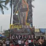 Priyanka Upendra Instagram - ವಿರೇಶ್ ಚಿತ್ರ ಮಂದಿರ ಮುಂದೆ ಪ್ರಿಯಾಂಕಉಪೇಂದ್ರ 60 ಅಡಿ ಕಟ್ ಔಟ್... ಕ್ಯಾಪ್ಟರ್ ಚಿತ್ರ... 🎥🎥