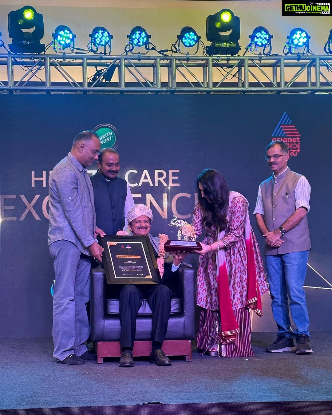 Priyanka Upendra Instagram - Asianet Suvarna News and Kannada Prabha held the very first Excellence In Health Care Awards 2023. It was indeed an honour to be a part of this thoughtful initiative. #healthcareexcellenceawards #asianetsuvarnanews #kannadaprabha #doctors #healthcare #karnataka