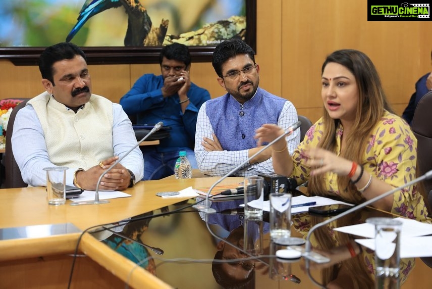 Priyanka Upendra Instagram - Happy to be associated with “Namoorashaale Namyellarashaale” A wonderful initiative started by Vistara News channel along with Bal Utsav..Coming together with the support of our honourable Education Minister Sri.Nagesh Sir..in an attempt to raise the standards and conditions of Government/ Public Schools in Karnataka. Forty six percent of children in Karnataka study in Government Schools and it is imperative that we as citizens join hands with the Government in improving, enhancing, developing, and strengthening these schools. Education is a fundamental right for each and every child, and true Freedom comes only from that. Let’s all join hands in this important cause and make a difference in any way we can. Jai Hind. @vistaranews #publicschools #governmentschools #karnataka #education #children