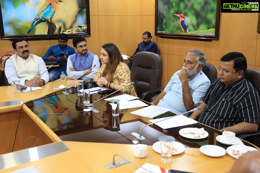 Priyanka Upendra Instagram - Happy to be associated with “Namoorashaale Namyellarashaale” A wonderful initiative started by Vistara News channel along with Bal Utsav..Coming together with the support of our honourable Education Minister Sri.Nagesh Sir..in an attempt to raise the standards and conditions of Government/ Public Schools in Karnataka. Forty six percent of children in Karnataka study in Government Schools and it is imperative that we as citizens join hands with the Government in improving, enhancing, developing, and strengthening these schools. Education is a fundamental right for each and every child, and true Freedom comes only from that. Let’s all join hands in this important cause and make a difference in any way we can. Jai Hind. @vistaranews #publicschools #governmentschools #karnataka #education #children