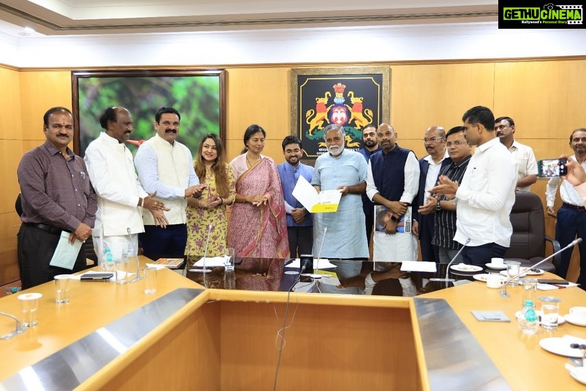 Priyanka Upendra Instagram - Happy to be associated with “Namoorashaale Namyellarashaale” A wonderful initiative started by Vistara News channel along with Bal Utsav..Coming together with the support of our honourable Education Minister Sri.Nagesh Sir..in an attempt to raise the standards and conditions of Government/ Public Schools in Karnataka. Forty six percent of children in Karnataka study in Government Schools and it is imperative that we as citizens join hands with the Government in improving, enhancing, developing, and strengthening these schools. Education is a fundamental right for each and every child, and true Freedom comes only from that. Let’s all join hands in this important cause and make a difference in any way we can. Jai Hind. @vistaranews #publicschools #governmentschools #karnataka #education #children