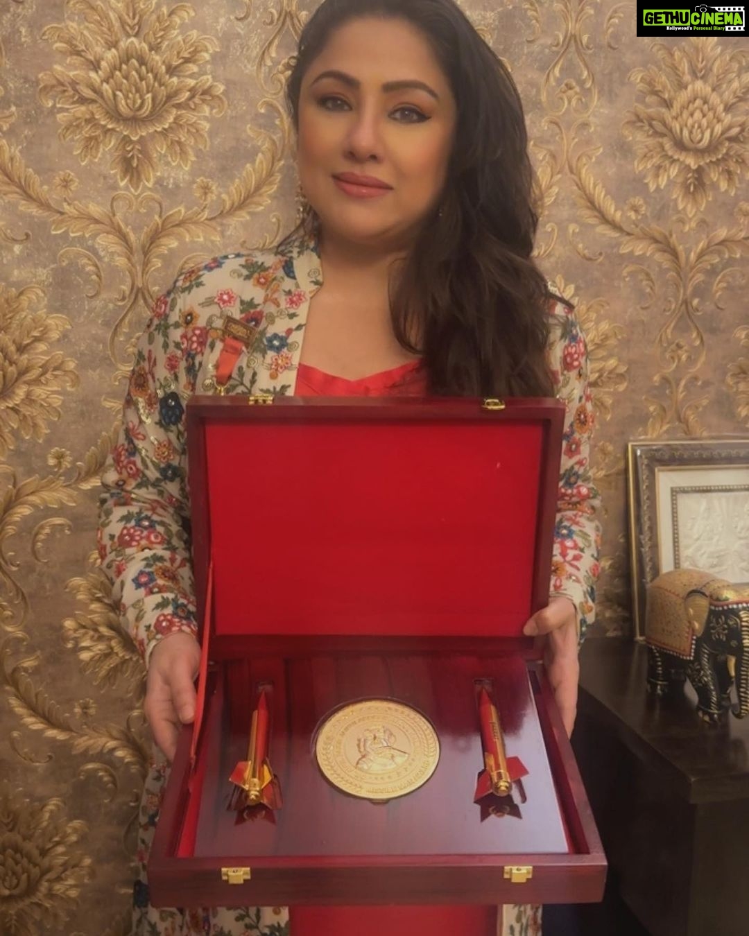 Priyanka Upendra Instagram - It was such an honour to receive βThe Missile Man Award βfrom Padma Shri Mr.Jitendra Singh Shanti , Shaheed Bhagadh Singh Seva Dal New Delhi , whose relentless work I truly respect and admire ππ» thank you so much sir , and also to the organisers Akshayapatra Excellence Awards..ππ»