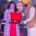 Priyanka Upendra Instagram - It was such an honour to receive “The Missile Man Award “from Padma Shri Mr.Jitendra Singh Shanti , Shaheed Bhagadh Singh Seva Dal New Delhi , whose relentless work I truly respect and admire 🙏🏻 thank you so much sir , and also to the organisers Akshayapatra Excellence Awards..🙏🏻