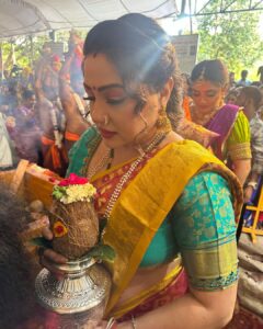 Priyanka Upendra Instagram - Wishing everyone a blessed and happy Navratri 🙏🏻 @thereallathajaiprakash