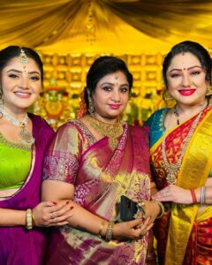 Priyanka Upendra Instagram - Wishing everyone a blessed and happy Navratri 🙏🏻 @thereallathajaiprakash