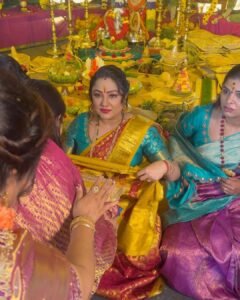 Priyanka Upendra Instagram - Wishing everyone a blessed and happy Navratri 🙏🏻 @thereallathajaiprakash