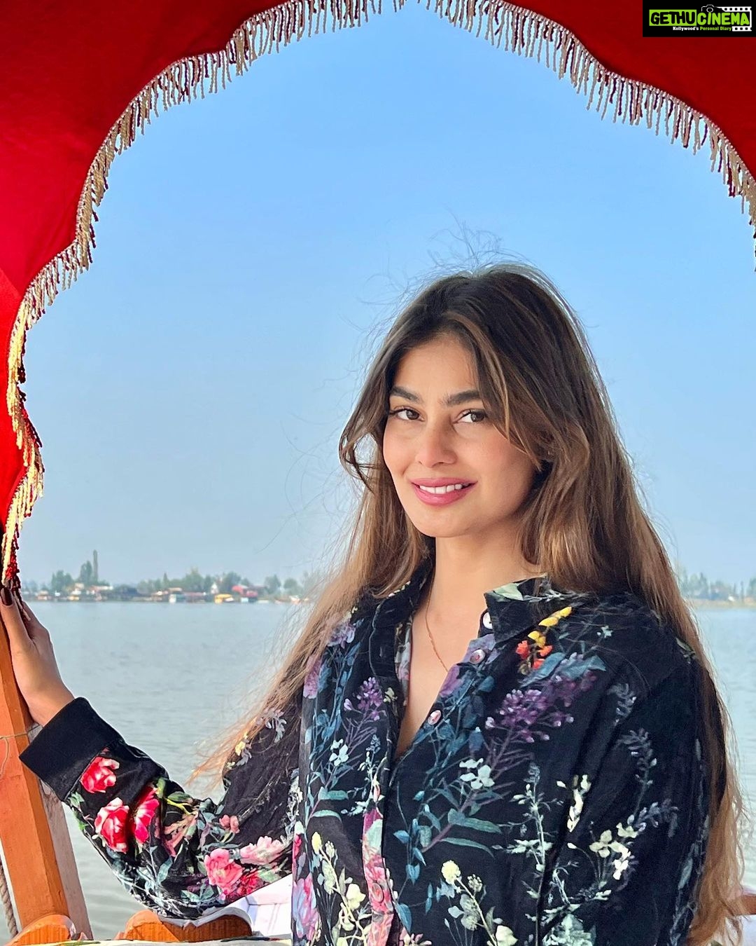 Puja Gupta Instagram - Whenever I will think what heaven must look like , I will think of u Kashmir 🌈⛄️🌲🌳 🐎 Srinagar, Jammu and Kashmir