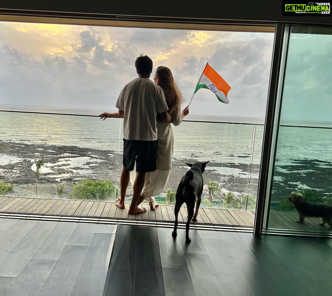 Puja Gupta Instagram - Happy Independence Day India Mera desh Meri mitti Mera ghar 🇮🇳 🏠 💜 Bandra Band Stand