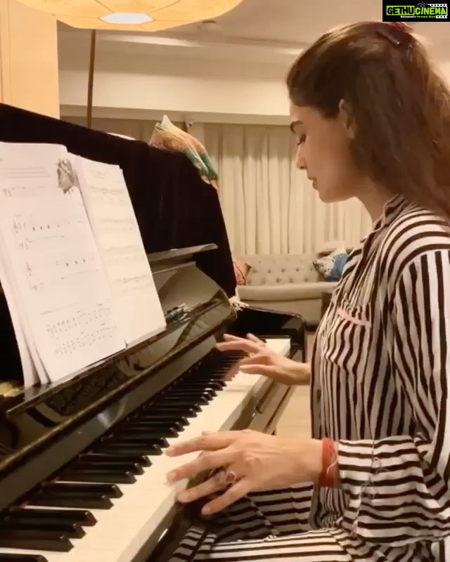 Puja Gupta Instagram - Practice makes human perfect but not me Only getting worse Imma make sure my piano sir is blocked from this post 😂 Oh well I will get there eventually 🎹 🎼 🎶 Mumbai, Maharashtra