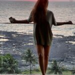 Puja Gupta Instagram - “That was her magic—she could still see the sunset, even on the darkest days.” – 🌝 Bandra Band Stand