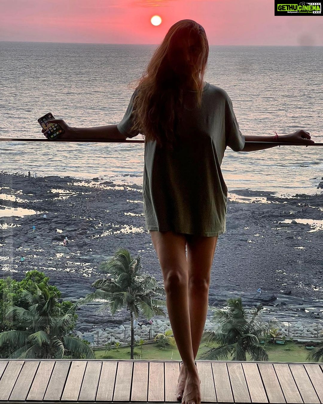 Puja Gupta Instagram - “That was her magic—she could still see the sunset, even on the darkest days.” – 🌝 Bandra Band Stand