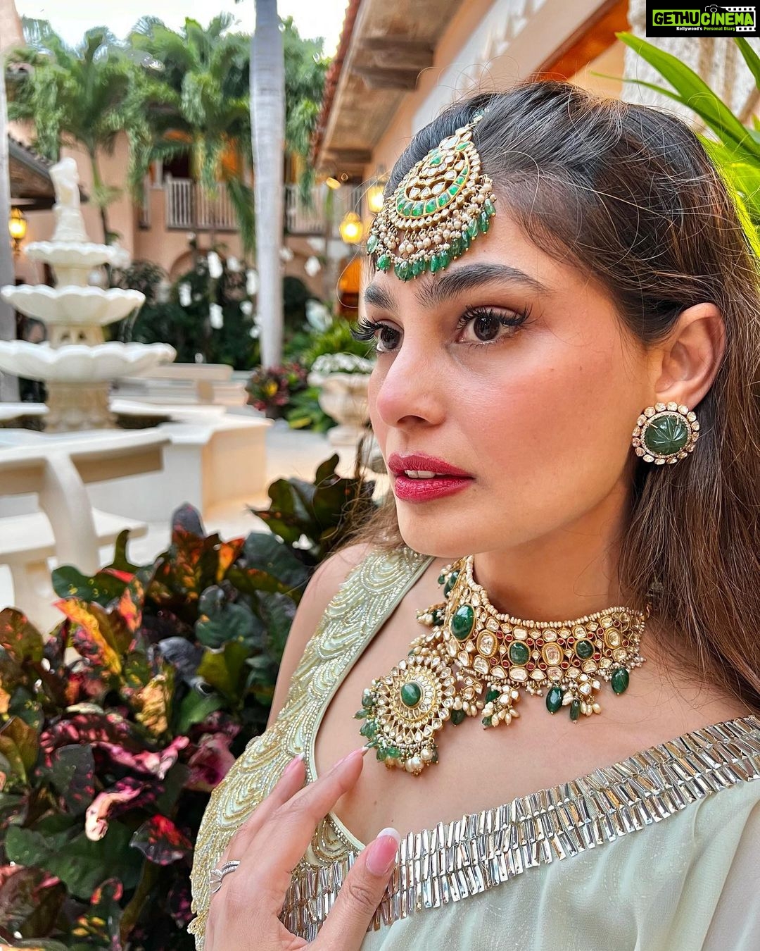 Puja Gupta Instagram - 👗 @riddhimajithiaofficial 💎 @golecha_jewels Mar-a-Lago