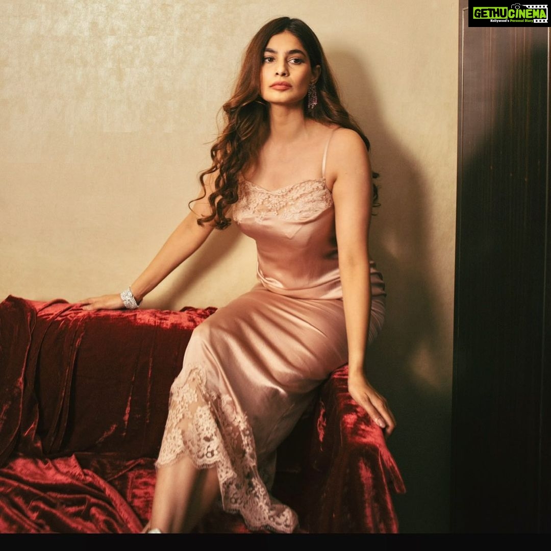 Puja Gupta Instagram - Hello 2022 👑 @shehlak_ 👗