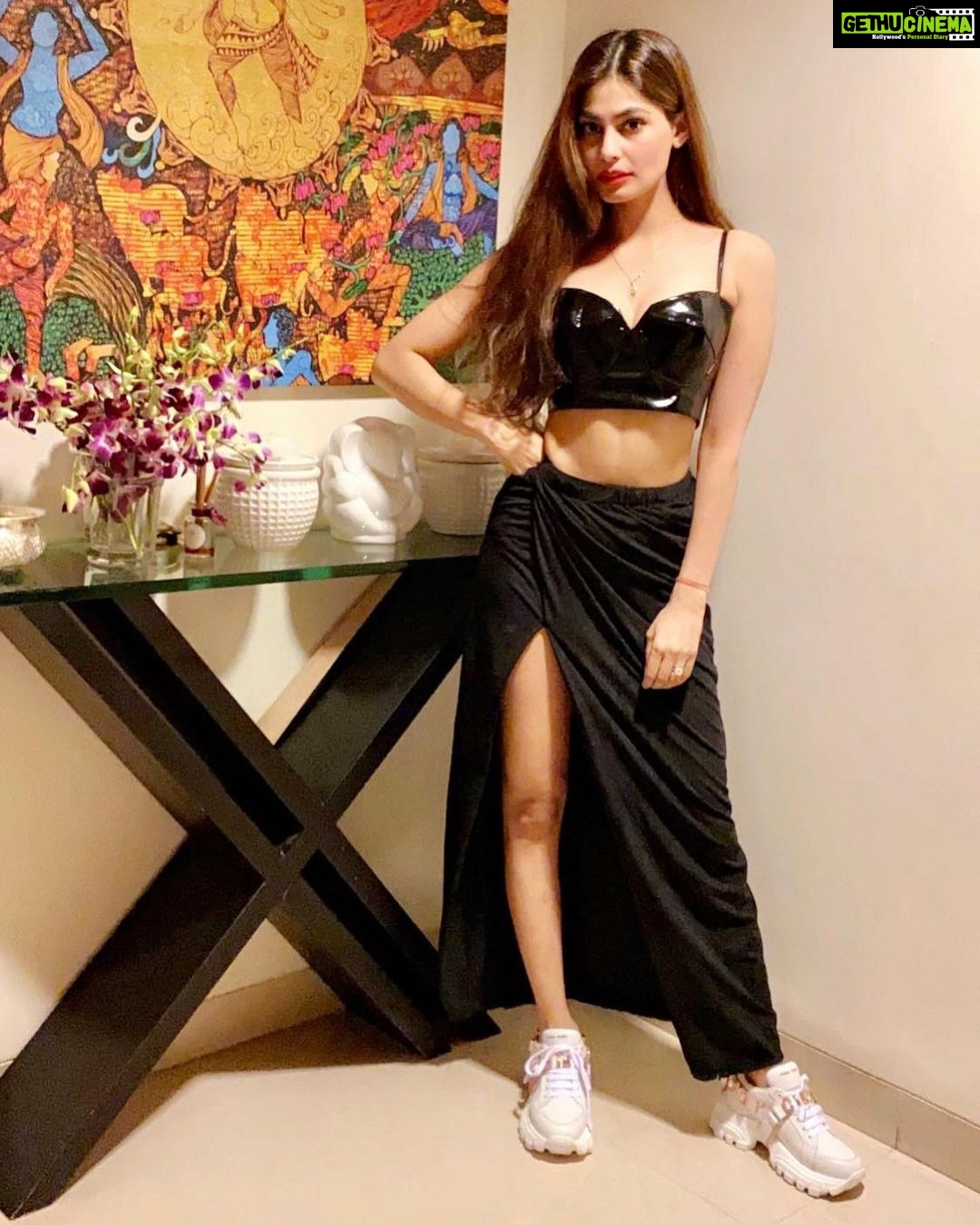 Puja Gupta Instagram - Friyaaaay 🖤 Home Sweet Home