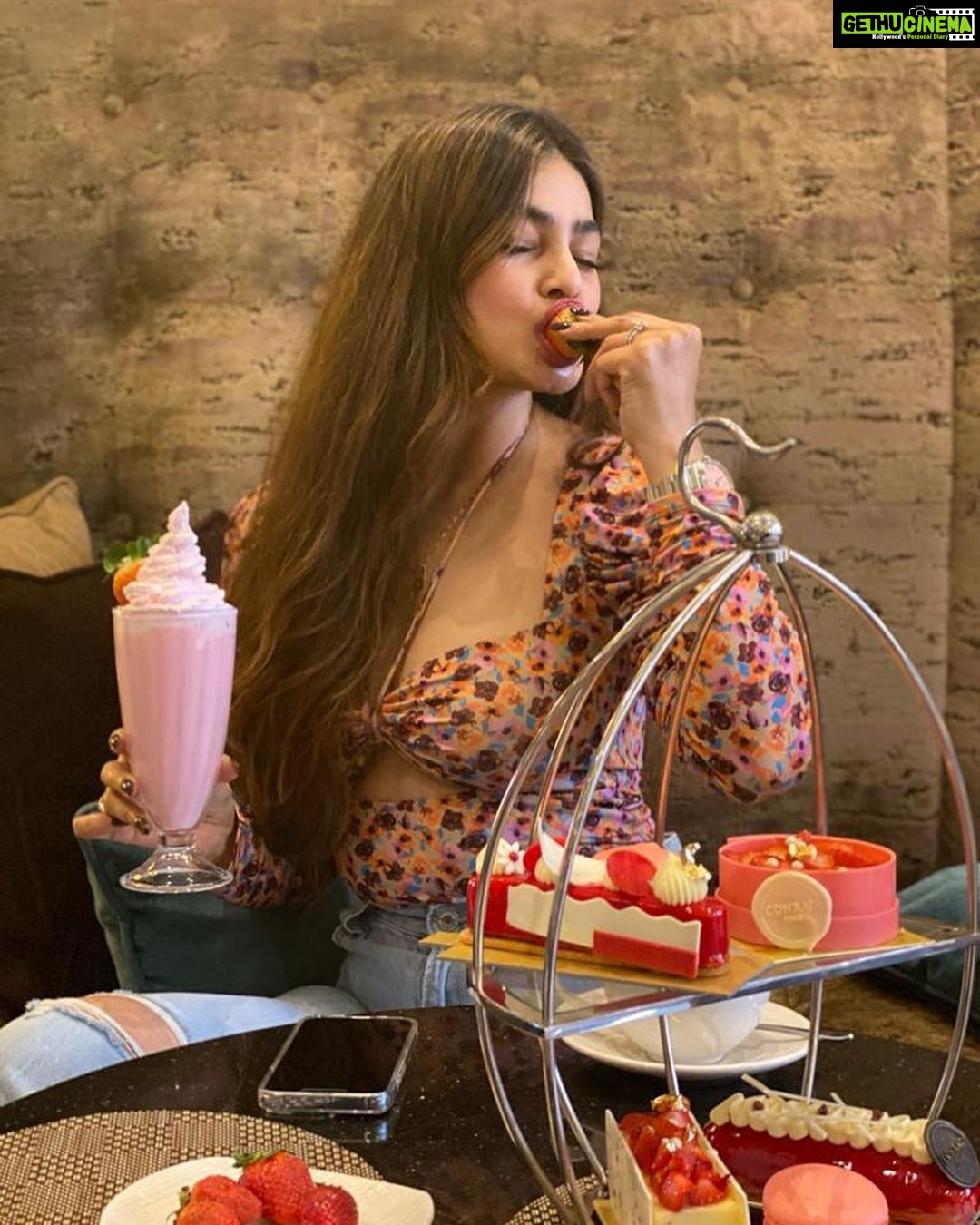 Puja Gupta Instagram - Loved my indulgent stay at Conrad Pune.. from trying my hand at making sushi and Thai martinis, to savouring a strawberry themed high tea, a delicious asian lunch and Italian dinner at their all new rooftop restaurant Al Di La… and for once …sleeping in late …. it’s been a fun, decadent getaway! Definitely recommending this beautiful property for visits to Pune! @conradpune @criessepr
