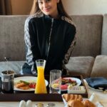 Puja Gupta Instagram - Loved my indulgent stay at Conrad Pune.. from trying my hand at making sushi and Thai martinis, to savouring a strawberry themed high tea, a delicious asian lunch and Italian dinner at their all new rooftop restaurant Al Di La… and for once …sleeping in late …. it’s been a fun, decadent getaway! Definitely recommending this beautiful property for visits to Pune! @conradpune @criessepr
