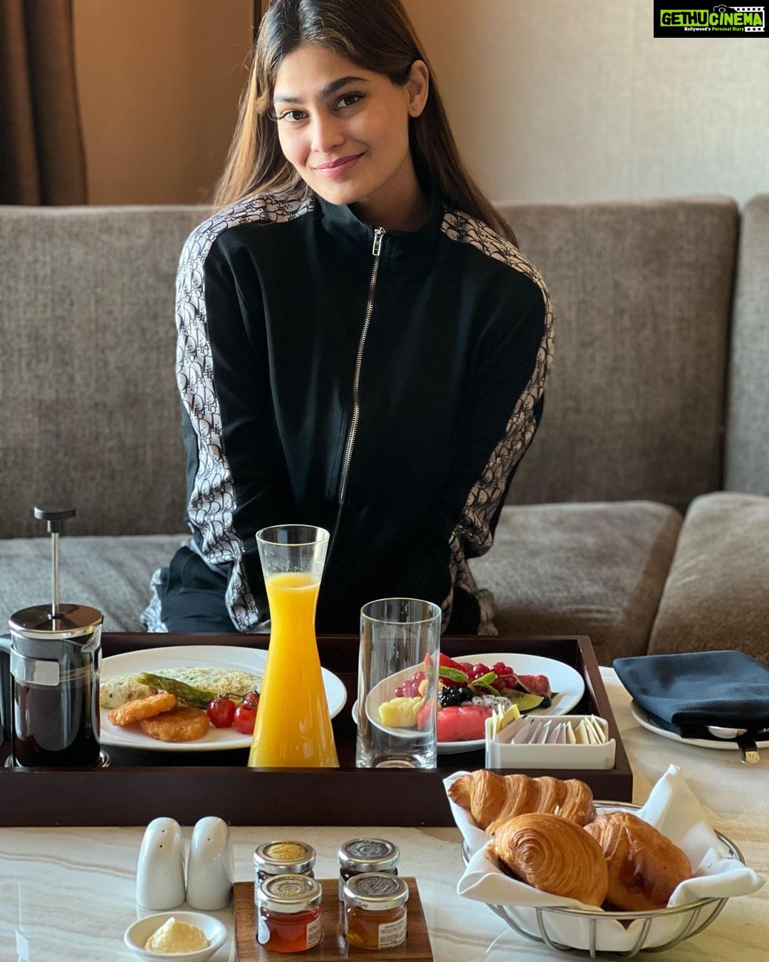 Puja Gupta Instagram - Loved my indulgent stay at Conrad Pune.. from trying my hand at making sushi and Thai martinis, to savouring a strawberry themed high tea, a delicious asian lunch and Italian dinner at their all new rooftop restaurant Al Di La… and for once …sleeping in late …. it’s been a fun, decadent getaway! Definitely recommending this beautiful property for visits to Pune! @conradpune @criessepr