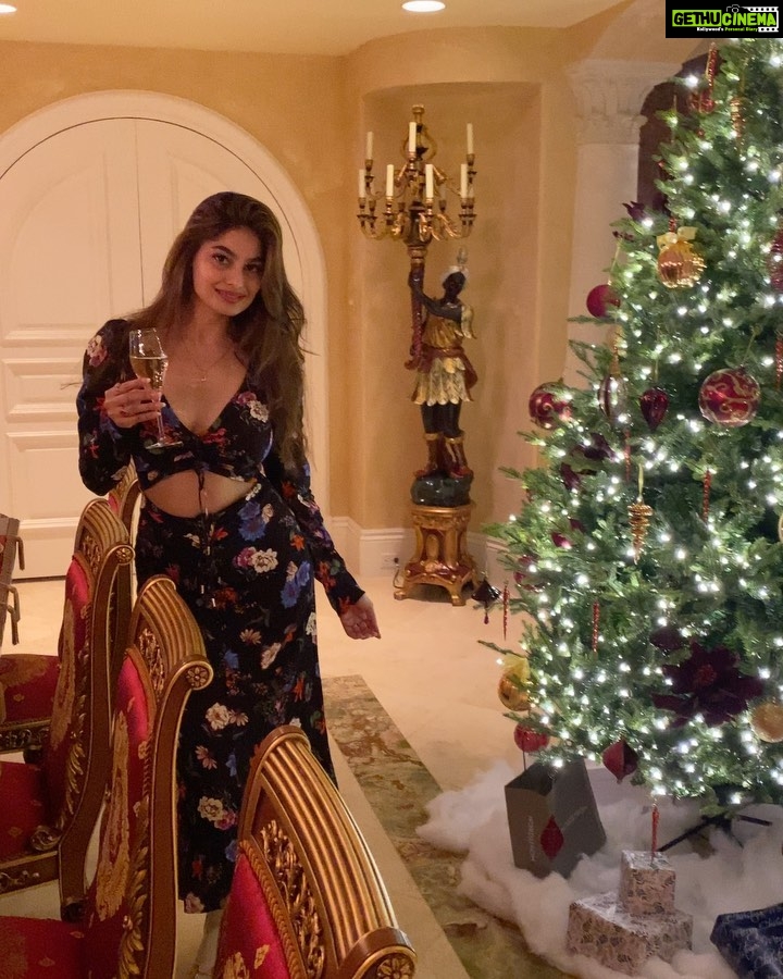 Puja Gupta Instagram - It’s Christmas timeeeeee 🎄 Jupiter, Florida