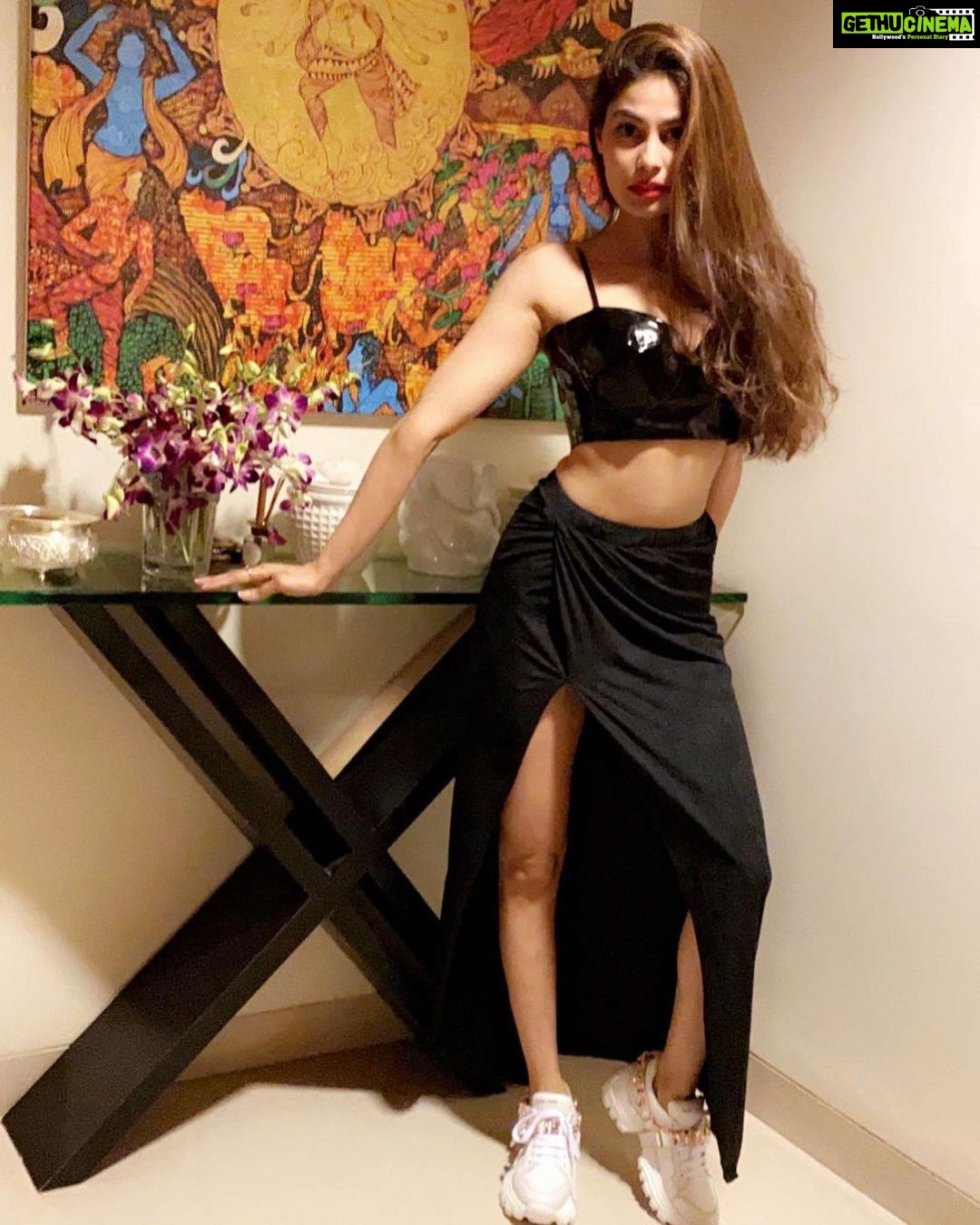 Puja Gupta Instagram - Friyaaaay 🖤 Home Sweet Home