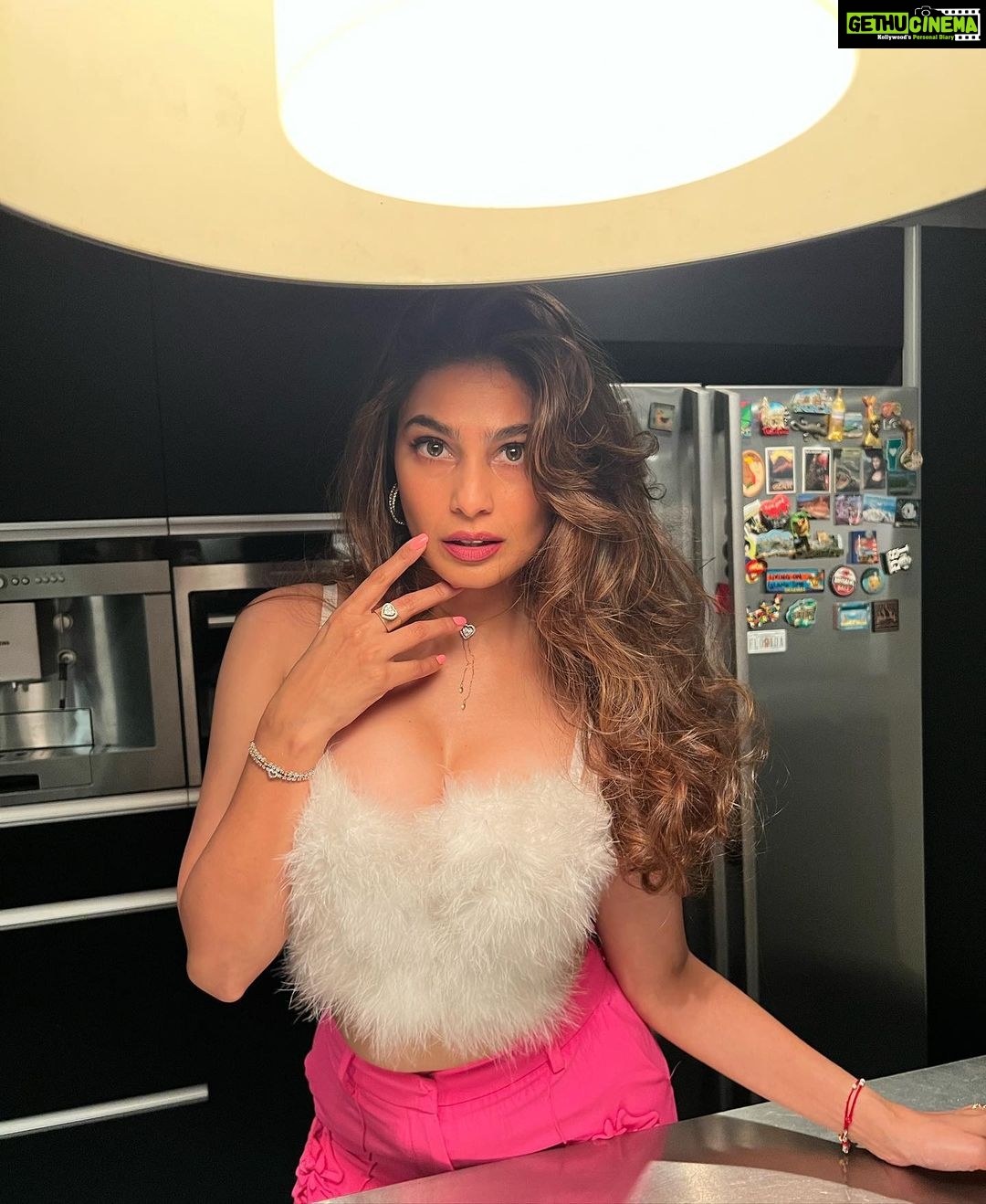 Puja Gupta Instagram - Come come barbie let’s go party 🎉 Make up and hair @painted_by_sang Jewellery by @darshanaasanjanaajewellers
