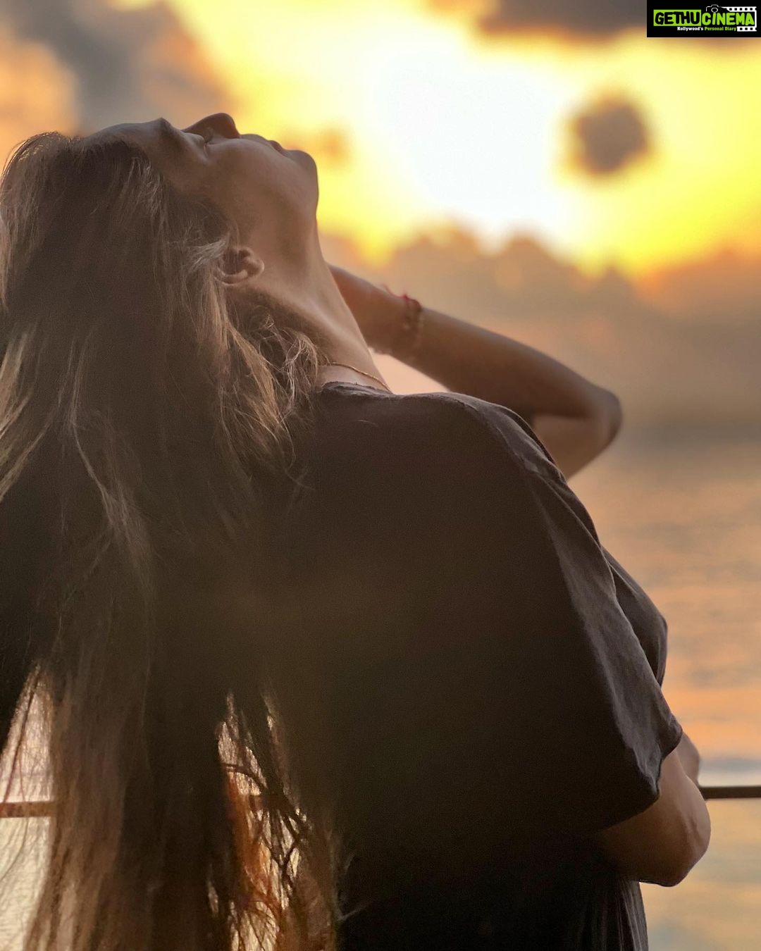 Puja Gupta Instagram - Sunset is the opening music of the night. ... 📸 @shaaron_p Bandra Band Stand