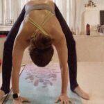 Puja Gupta Instagram - 108 star suryapranam non stop wth my guru @flowyogadattatray 🧘🏻‍♀️🙏🏻 “Everyday is a great day for yoga!” Mumbai, Maharashtra