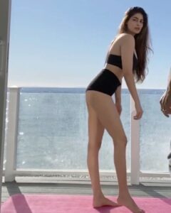 Puja Gupta Instagram - Happy Monday my insta family - I’m doing ten days zero carbs gluten free intermittent starting from today - I will try to record my food and my workouts and post for u all - 🖤