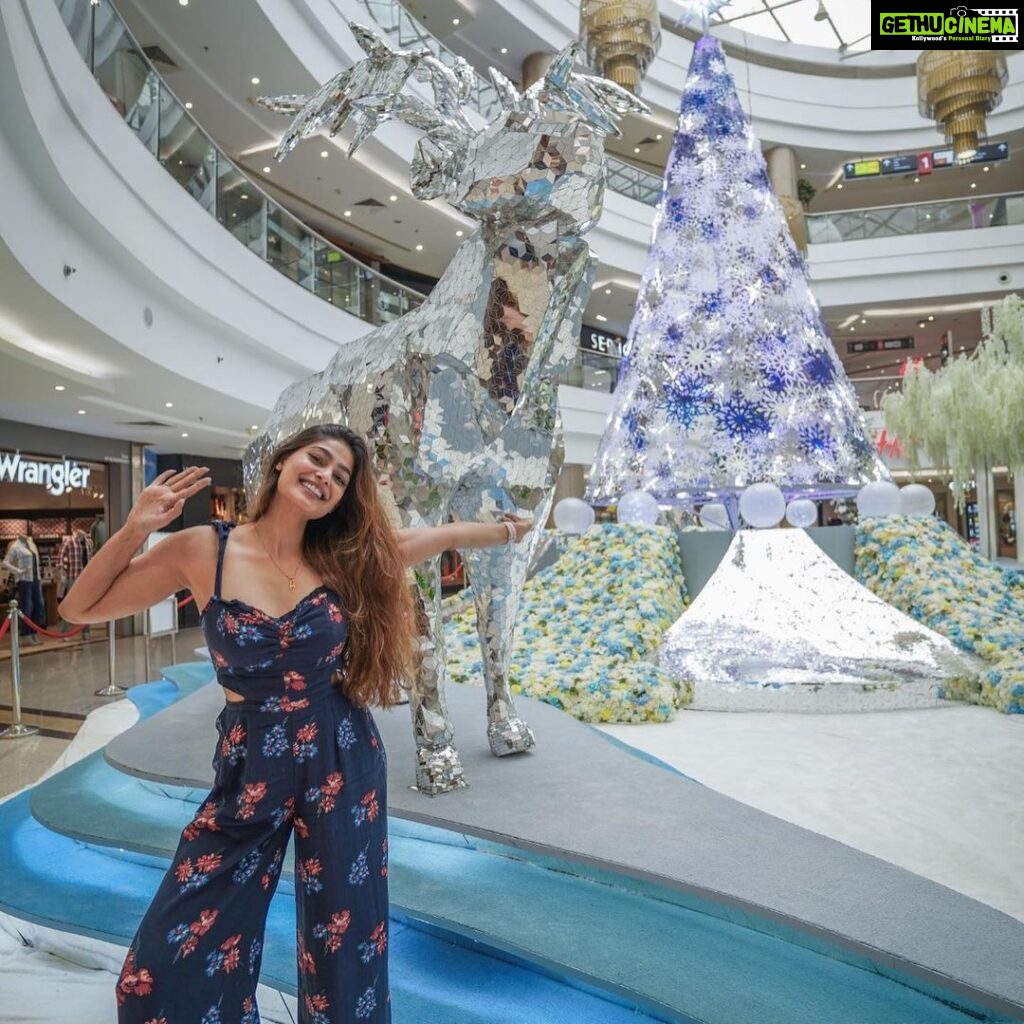 Puja Gupta Instagram - Snow, reindeers, ice-covered Christmas tree 🎄 I saw all of this in Mumbai! Yes, all of this is part of Winter Mystique, an exquisite Christmas decor that is now being showcased at my favourite shopping destination, Phoenix @marketcitykurla. While you visit to check out the beautiful decor, remember to take awesome pictures and also to shop at upto 60% OFF like I did on my favourite brands on End of Season Sale! #MarketcityArt #WinterMystique #MarketcityMumbai #saleatmarketcity @criessepr Phoenix Marketcity - Mumbai