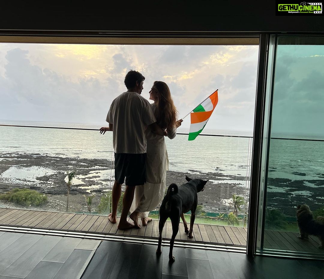 Puja Gupta Instagram - Happy Independence Day India Mera desh Meri mitti Mera ghar 🇮🇳 🏠 💜 Bandra Band Stand