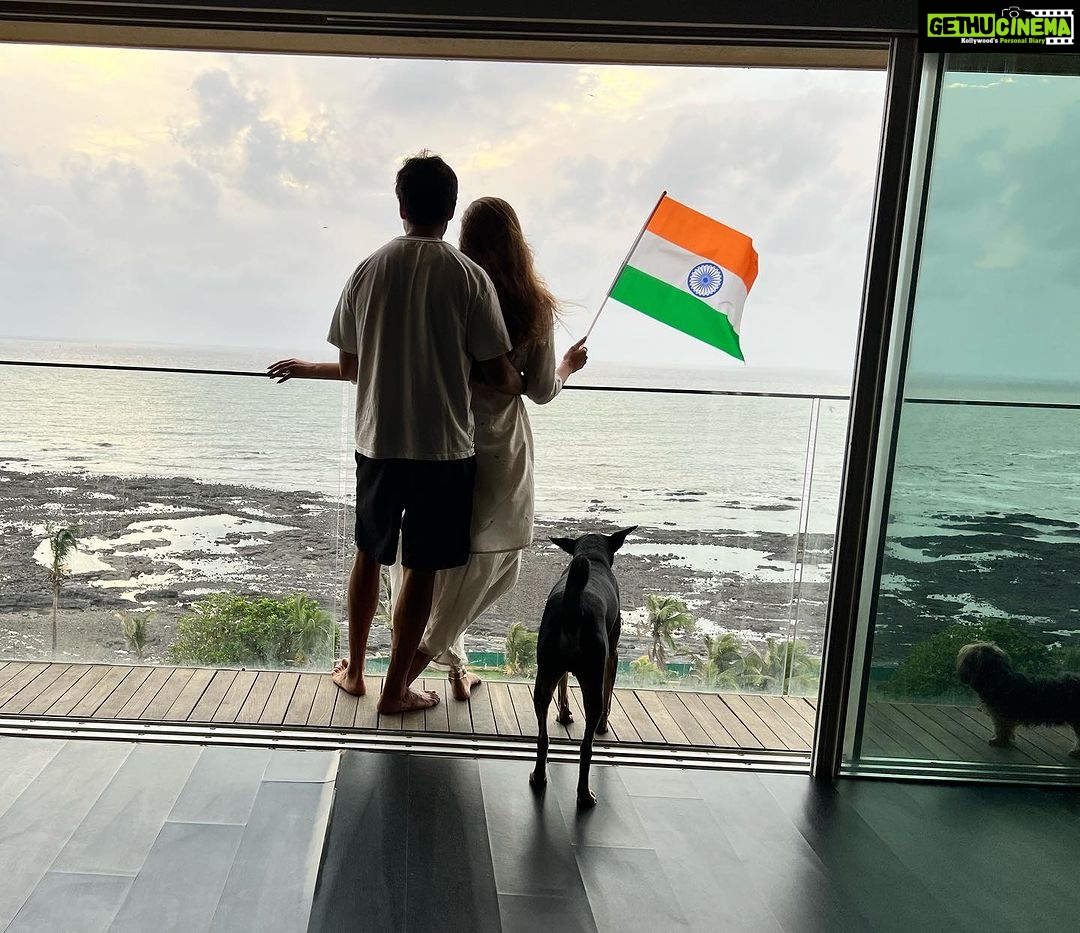 Puja Gupta Instagram - Happy Independence Day India Mera desh Meri mitti Mera ghar 🇮🇳 🏠 💜 Bandra Band Stand