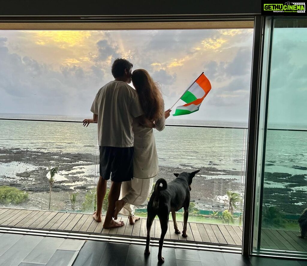Puja Gupta Instagram - Happy Independence Day India Mera desh Meri mitti Mera ghar 🇮🇳 🏠 💜 Bandra Band Stand