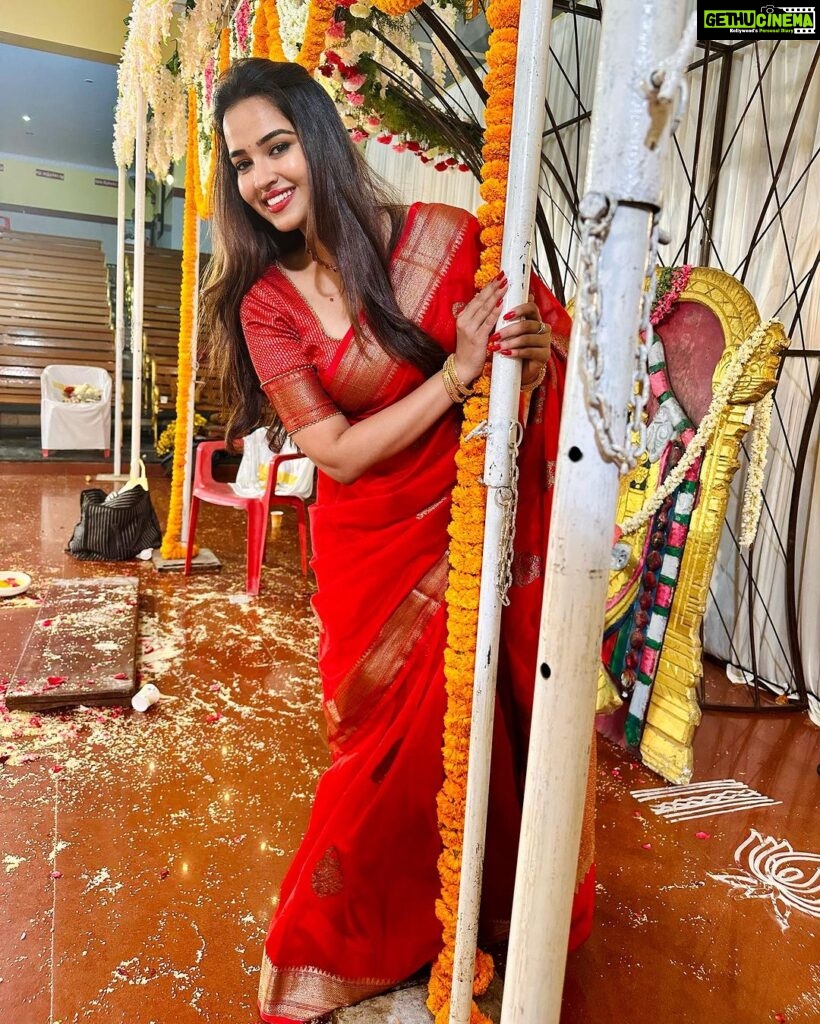 Pujita Ponnada Instagram - 3am wedding shenanigans ❤✨ Saree @kosataga.in #pujitaponnada #happysunday