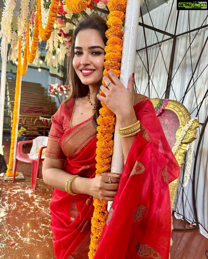 Pujita Ponnada Instagram - 3am wedding shenanigans ❤️✨ Saree @kosataga.in #pujitaponnada #happysunday