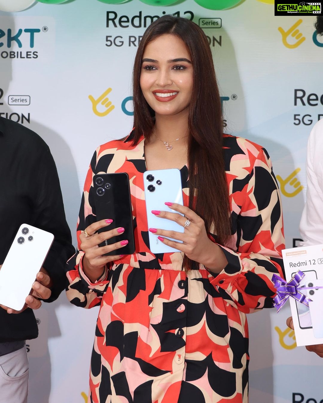 Pujita Ponnada Instagram - Very happy to launch the new @redmiindia series 12 mobile phone in the @celektindia Madhapur store today, Congratulations @celektindia✨ Organised by @shreyasgroup #pujitaponnada #celekt #celektmobiles #redmi12series