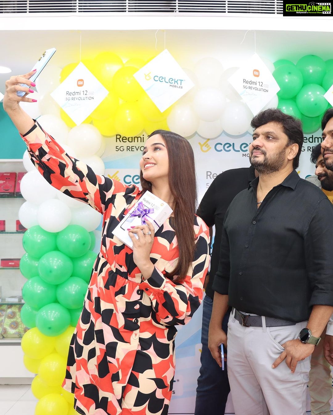 Pujita Ponnada Instagram - Very happy to launch the new @redmiindia series 12 mobile phone in the @celektindia Madhapur store today, Congratulations @celektindia✨ Organised by @shreyasgroup #pujitaponnada #celekt #celektmobiles #redmi12series