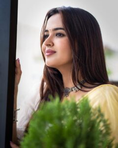 Pujita Ponnada Instagram - You deserve happiness baby girl 💛 Happy weekend y’all ✨ 📸 @_virphotography #pujitaponnada #potraits
