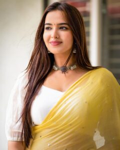 Pujita Ponnada Instagram - Put the past behind you, your present moment is all that matters 💛✨

Have an amazing day y’all 🫶🏻

Beautifully captured by @_virphotography 

#pujitaponnada